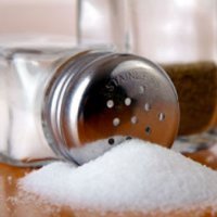 Соль в огромных количествах приводит к гипертонии