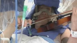 Чтоб посодействовать докторам, в время операции на мозге пациент играл на скрипке