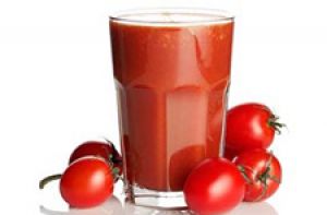 Ученые раскрыли секрет популярности томатного сока при авиаперелетах