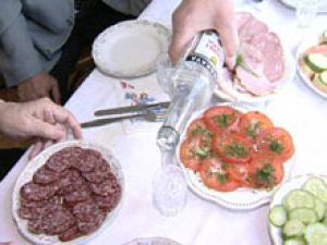 Умеренное употребление алкоголя с семьей в время пищи понижает риск развития алкоголизма у молодежи