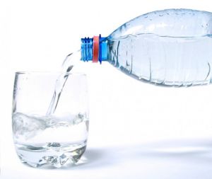 Вода, продающаяся в бутылках, содержит бактерии