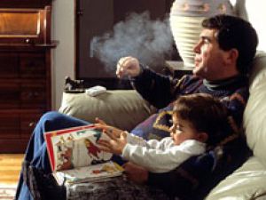 Привычка родителей курить в доме делает детей неуправляемыми и понижает их успеваемость
