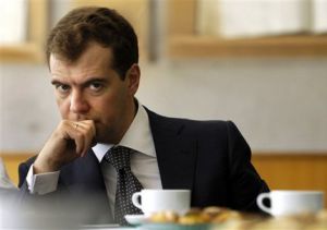 Медведев просит поправить ситуацию с медобслуживанием в школах