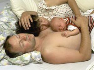 Сон с мамой защитит детское сердечко, уверен доктор Бергман