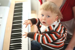 Музыкальные занятия позволяют поддержать слух, даже спустя много лет