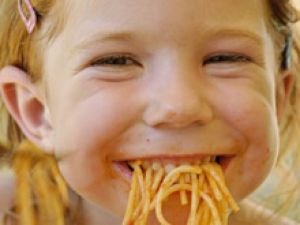 Педиатры предупреждают: мелкие детки съедают больше, чем необходимо