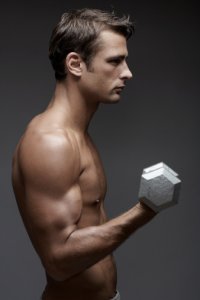 Желаете нарастить мускулы? Употребляйте меньше витаминных добавок!