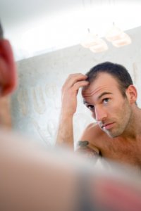 Все большее количество парней в возрасте около 30 лет приобретают средства от импотенции и выпадения волос.