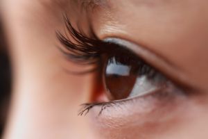 Женщина из Лондона чуть не растеряла зрение в попытке поменять цвет глаз