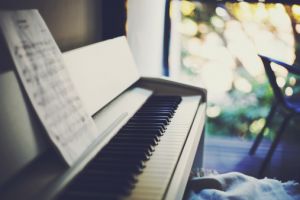 Музыкальная терапия помогает сделать лучше способности преодоления проблем у онкобольных детей