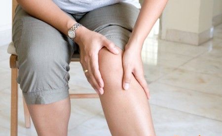 К огорчению, жировик на ноге может принести ряд неудобств. Что все-таки делать? Советы по решению трудности