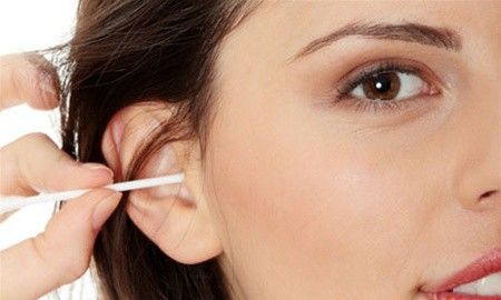 Нередко предпосылкой нагноения может стать микротравма при очистке уха