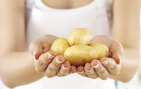 Поможет ли сырой картофель от прыщей? Секреты воздействия этого овоща на кожу!